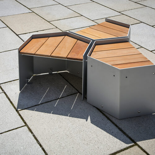 Zitelementen Penta 11 Dankzij de stevige stalen constructie, afgewerkt met een hoogwaardige poedercoating in diverse RAL-kleuren, is deze zitbank perfect bestand tegen alle weersomstandigheden en jarenlang onderhoudsarm te gebruiken